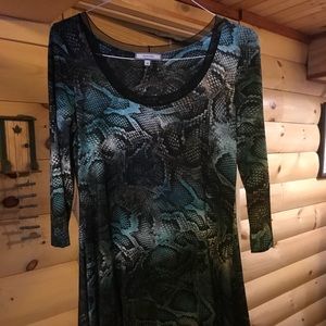 Top tunic w/asymmetrical hem. Snake skin print M